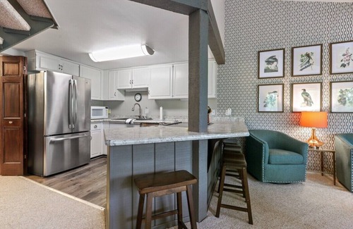 Fontana Condominio | Modern Birdhouse Condo at Abbey Springs w/Golf Cart* |Private Beach |Indoor/Outdoor Pool |Clubhouse
