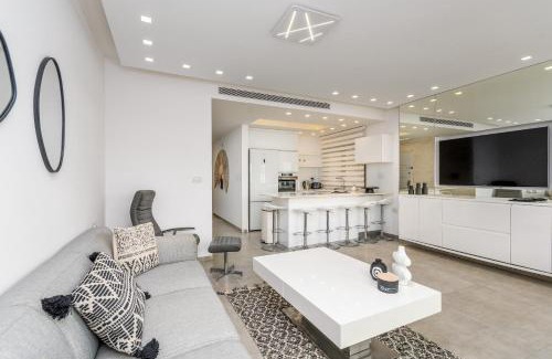 Kerem HaTeimanim Apartamento | Modern black & white by SeaU TLV