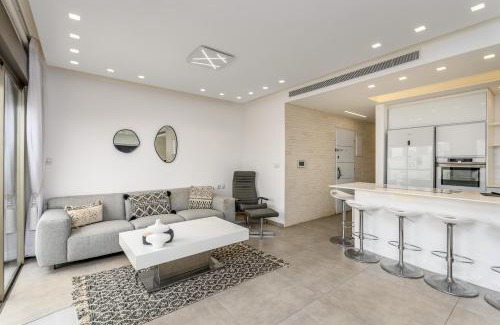 Kerem HaTeimanim Apartamento | Modern black & white by SeaU TLV