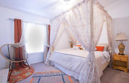 Gainesville Casa | Modern Boho Condo with a Royal Touch -KING BED