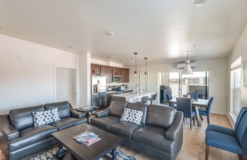 Bozeman Condominio | Modern Bozeman Condo w/ Balcony & Mountain Views!
