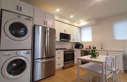 Woodbine Heights Apartamento | Modern Bright 2BR Apartment Close to Transit