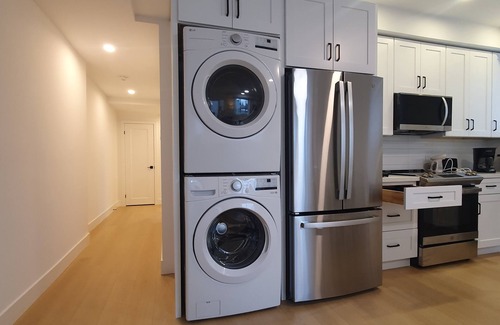 Woodbine Heights Apartamento | Modern Bright 2BR Apartment Close to Transit