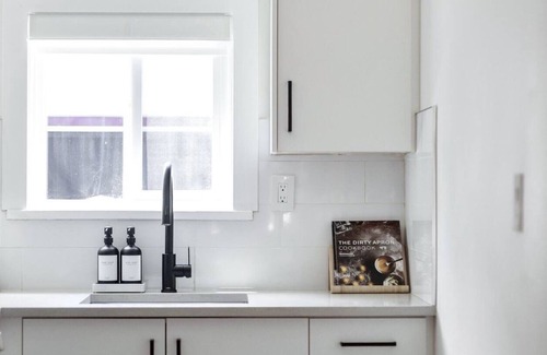 Burnaby Casa | Modern, Bright, Clean 2 Bedroom Suite - Great Location!