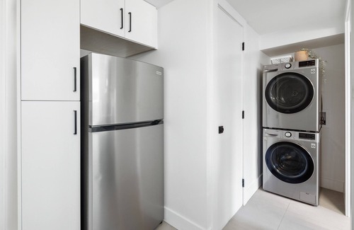 Burnaby Casa | Modern, Bright, Clean 2 Bedroom Suite - Great Location!