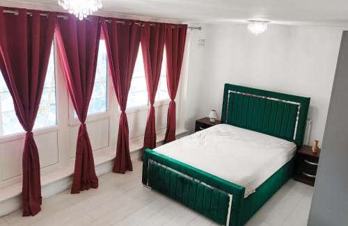 Bow Casa | Modern, Bright Large Room - Near Bow Road Station