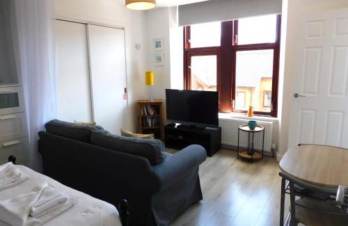 Shawlands Apartamento | Modern bright studio apartment in south Glasgow
