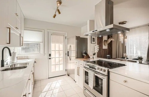 Garden Hills Casa | Modern Buckhead Duplex 3Br 1Ba - Walk Everywhere! Pet-Friendly
