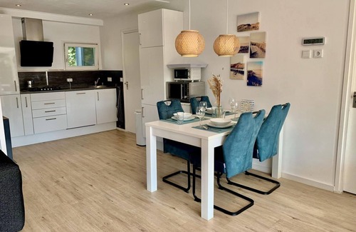 Sint Maartensvlotbrug Casa | Modern bungalow with veranda, 2 bedrooms, sleeps 4, WiFi, lovely large enclosed garden, dog welcome