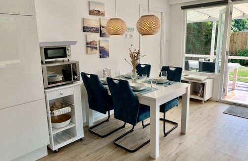 Sint Maartensvlotbrug Casa | Modern bungalow with veranda, 2 bedrooms, sleeps 4, WiFi, lovely large enclosed garden, dog welcome