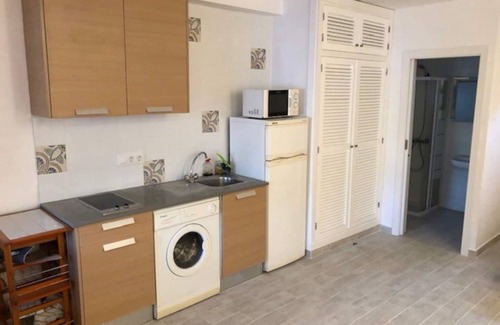 Binisafua Apartamento | Moderno Bungalow "Binisafua Playa - Bungalow 14" cerca de la playa con piscina exterior compartida, aire acondicionado, Wi-Fi, terraza y jardín; aparcamiento disponible