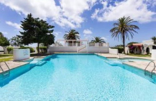 Binisafua Apartamento | Moderno Bungalow "Binisafua Playa - Bungalow 14" cerca de la playa con piscina exterior compartida, aire acondicionado, Wi-Fi, terraza y jardín; aparcamiento disponible