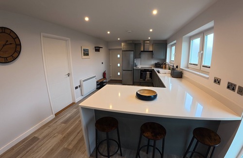 South Side Casa | Modern bungalow in a quiet lane in Guernsey. Private parking, private garden.