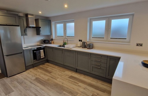 South Side Casa | Modern bungalow in a quiet lane in Guernsey. Private parking, private garden.