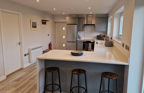 South Side Casa | Modern bungalow in a quiet lane in Guernsey. Private parking, private garden.