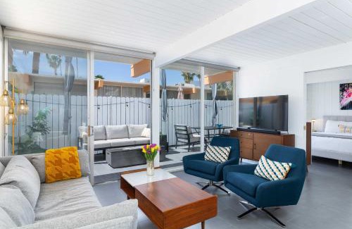 Twin Palms Apartamento | Modern Bungalow in Historic Ocotillo Lodge!