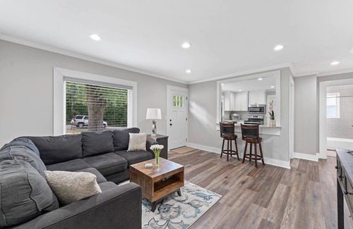 Gantt Casa | Modern bungalow. Lots of Parking. 10 min to Downtown Greenville. Pet Friendly.