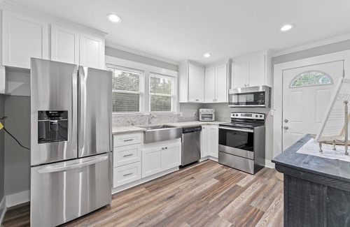 Gantt Casa | Modern bungalow. Lots of Parking. 10 min to Downtown Greenville. Pet Friendly.