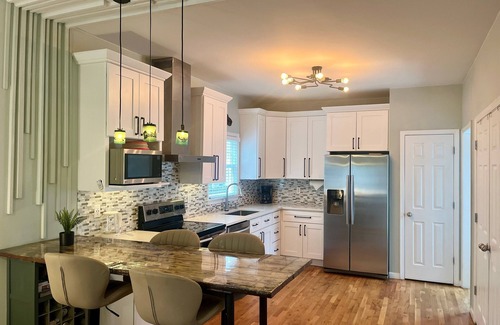 Summerhill Casa | Modern Bungalow | Quiet Downtown Oasis