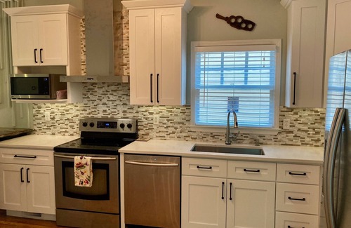 Summerhill Casa | Modern Bungalow | Quiet Downtown Oasis