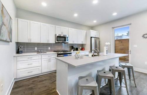 New Orleans Casa | Modern Bywater Condo Pool & Gym
