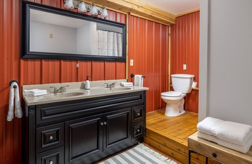 Town of Clermont Cabina | Modern Cabin/4-bedroom with Hot Tub in Germantown