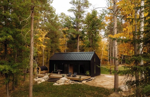 Hackensack Cabina | Modern Cabin in Forrest with Cedar Barrel Sauna