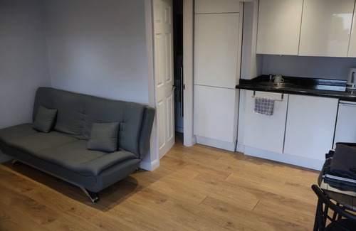 Cray Valley West Cabina | Modern cabin in residential area near 2 train stations with mainlines to London
