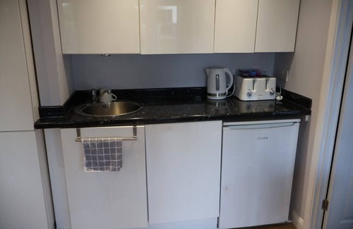 Cray Valley West Cabina | Modern cabin in residential area near 2 train stations with mainlines to London