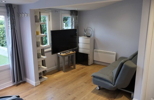 Cray Valley West Cabina | Modern cabin in residential area near 2 train stations with mainlines to London