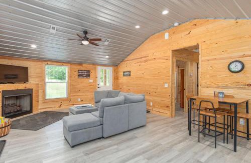 Travelers Rest Casa | Modern Cabin in the Woods with Hot Tub