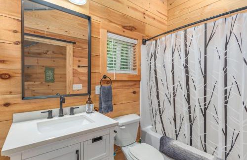 Travelers Rest Casa | Modern Cabin in the Woods with Hot Tub