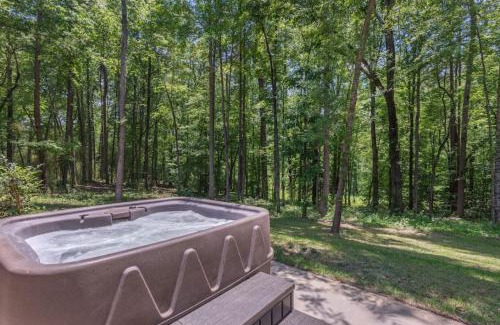 Travelers Rest Casa | Modern Cabin in the Woods with Hot Tub
