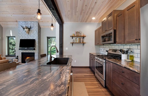Deadwood Casa | Casa de cabina completamente nueva en Boulder Canyon, perfecta para el Rally 2018 de Sturgis.