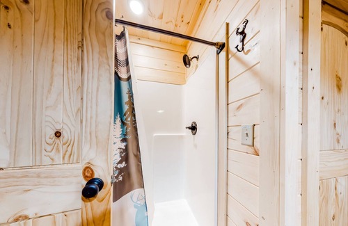 Hidden Lake Cabina | Modern cabin in the woods with private hot tub, firepit, picnic area, AC & WiFi