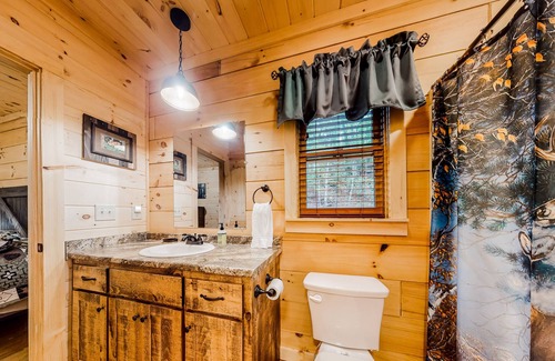 Hidden Lake Cabina | Modern cabin in the woods with private hot tub, firepit, picnic area, AC & WiFi