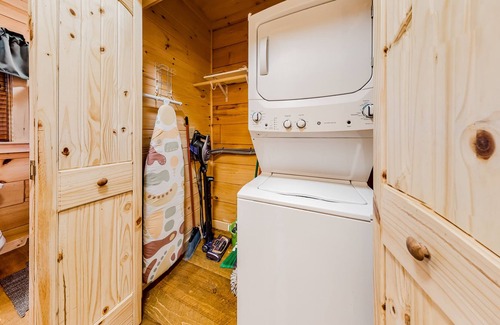 Hidden Lake Cabina | Modern cabin in the woods with private hot tub, firepit, picnic area, AC & WiFi