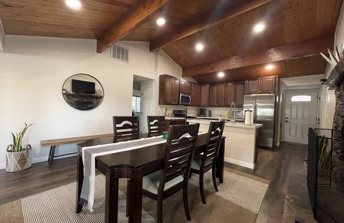 Arrowbear Lake Cabina | Modern cabin - less than 4 miles to Snow Valley Ski Resort
