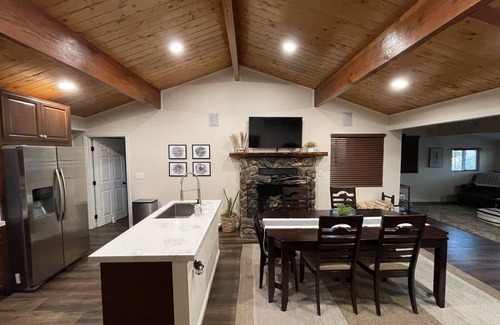 Arrowbear Lake Cabina | Modern cabin - less than 4 miles to Snow Valley Ski Resort