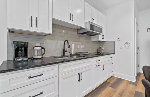 Mid America Cabina | Modern Cabin near Bull Bayou Trailhead!