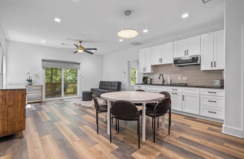 Mid America Cabina | Modern Cabin near Bull Bayou Trailhead!
