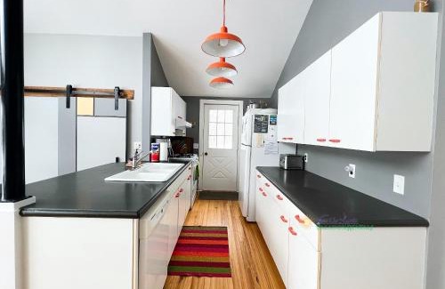Lake Township Casa | Modern cabin on 40 acres. Near Honor. A/C. Pet ok.