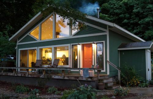 Lake Township Casa | Modern cabin on 40 acres. Near Honor. A/C. Pet ok.