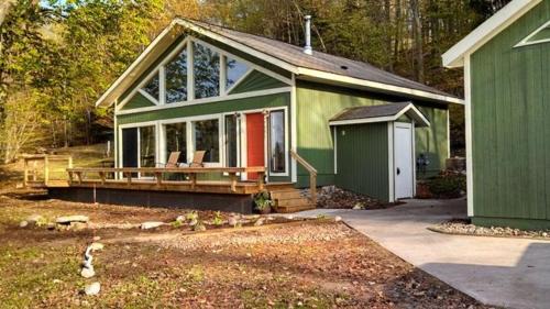 Lake Township Casa | Modern cabin on 40 acres. Near Honor. A/C. Pet ok.
