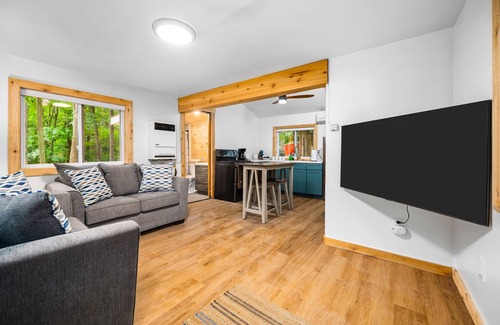 Mayfield Cabina | Modern Cabin on Arbutus Lake w/Pontoon Rentals