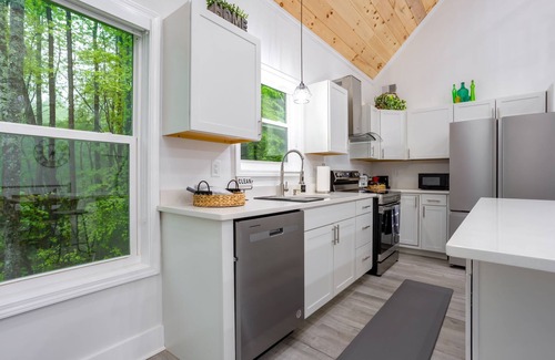 Westminster Casa | Modern Cabin on Lake Hartwell. Our newly cabin is perfect for your next getaway.