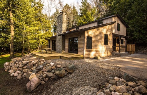 Crandon Cabina | Nueva cabaña moderna de mediados de siglo en el hermoso lago cristalino de Lucerna, Crandon Wi