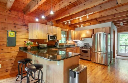 Faber Cabina | Modern Cabin; River! 13 acres! Hiking! Wineries!