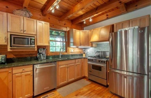 Faber Cabina | Modern Cabin; River! 13 acres! Hiking! Wineries!