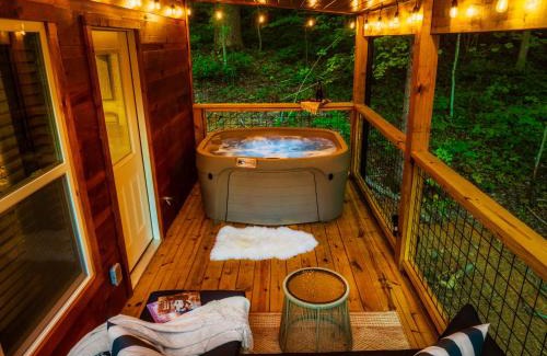 Sevierville Casa | Modern Cabin - The Emerald Nest